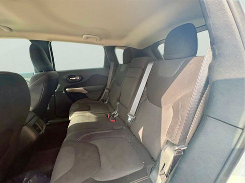 Used 2017 Jeep Cherokee Latitude w/ Safety/Convenience Group FWD image 11