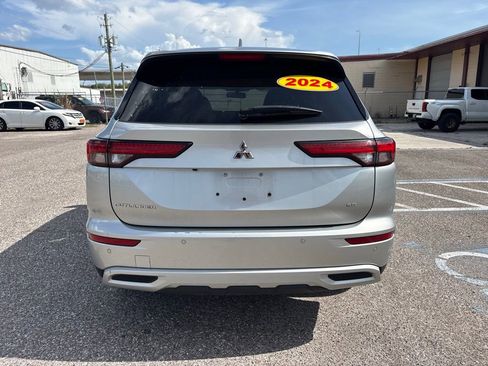 Used 2024 Mitsubishi Outlander SE Black Edition FWD image 4