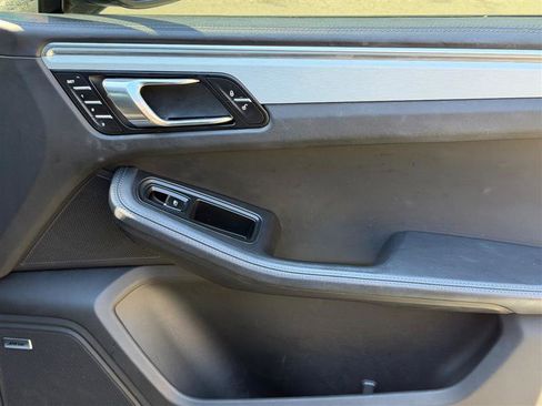 Used 2015 Porsche Macan Turbo image 17