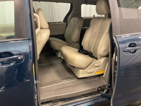 Used 2011 Toyota Sienna XLE w/ Entertainment Pkg image 24