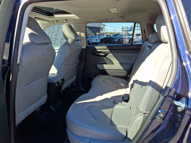 Used 2023 Toyota Highlander XLE AWD/4WD image 9