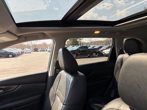 Used 2019 Nissan Rogue SL w/ Premium Package image 11