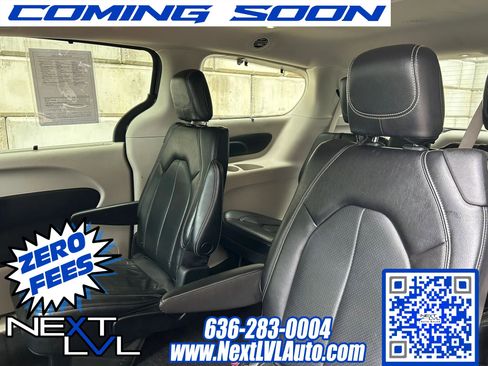 Used 2022 Chrysler Pacifica Touring-L FWD image 4