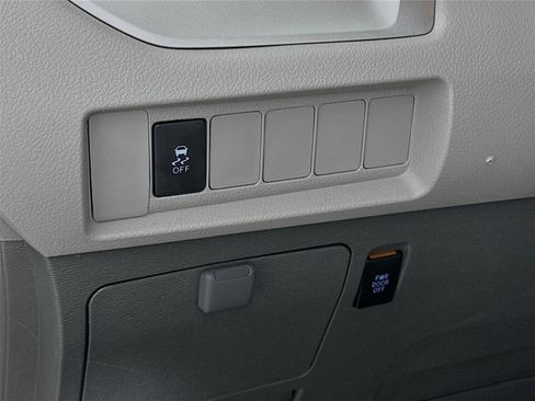 Used 2019 Toyota Sienna LE AWD/4WD image 14