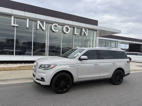 Used 2024 Lincoln Navigator Reserve image 1