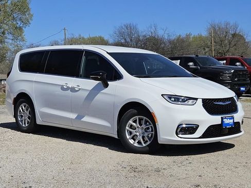 New 2026 Chrysler Pacifica Select image 2