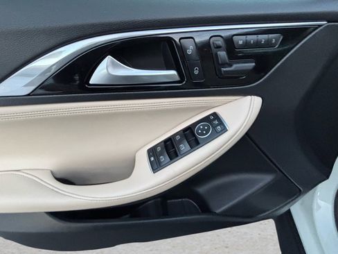 Used 2018 INFINITI QX30 Premium w/ Navigation Package image 9