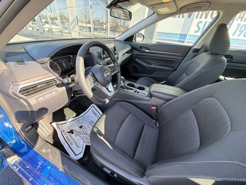 Used 2025 Nissan Altima 2.5 SV image 10