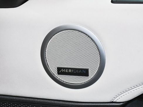 Used 2025 Land Rover Discovery S image 18