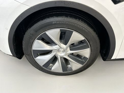 Used 2022 Tesla Model Y Long Range image 11
