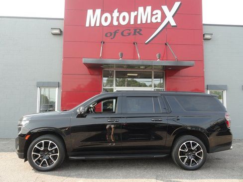 Used 2022 Chevrolet Suburban RST w/ Sport Performance Package AWD/4WD image 5