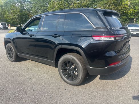 Used 2026 Jeep Grand Cherokee Altitude AWD/4WD image 5