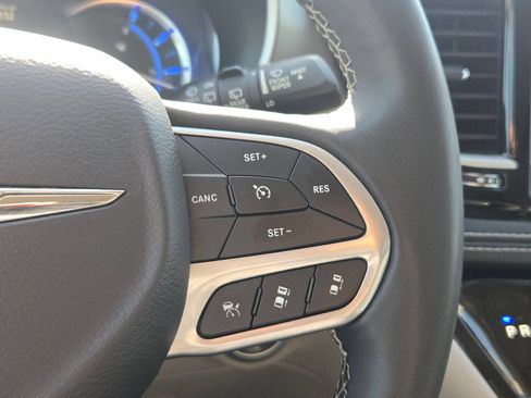 Used 2023 Chrysler Pacifica Touring-L FWD image 18