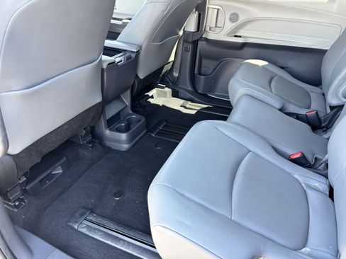 Used 2023 Toyota Sienna XLE FWD image 16