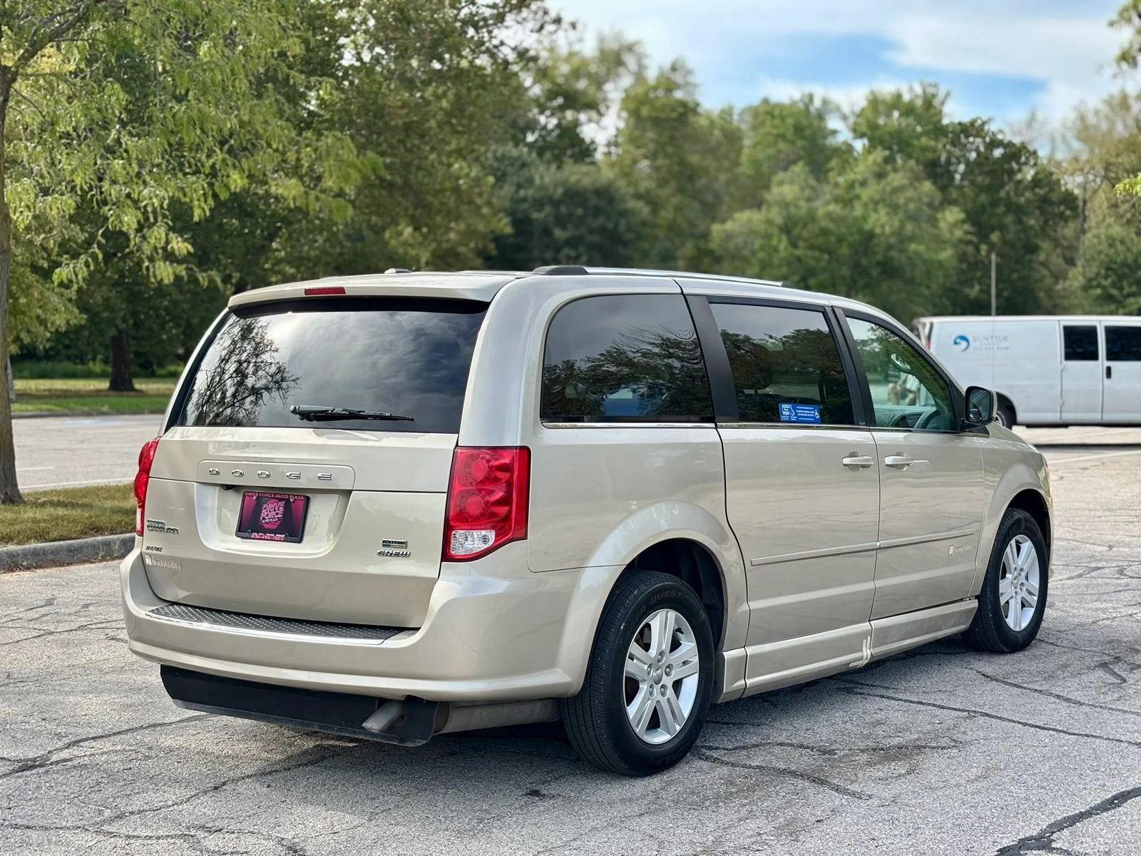 Used 2013 Dodge Grand Caravan Crew FWD image 6