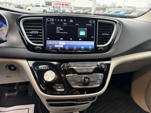 Used 2022 Chrysler Pacifica Touring-L image 17
