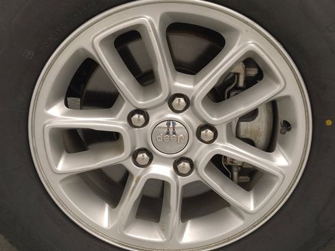 Used 2019 Jeep Grand Cherokee Laredo AWD/4WD image 31