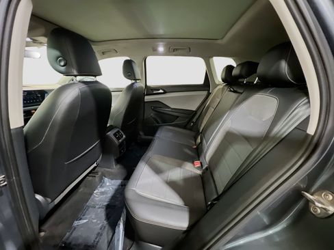 Used 2023 Volkswagen Taos SE w/ Panoramic Sunroof Package AWD/4WD image 17