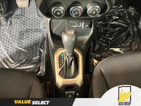 Used 2016 Jeep Renegade Latitude w/ Cold Weather Group FWD image 20