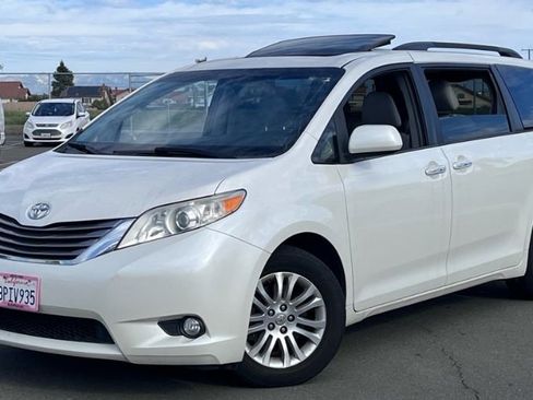 Used 2017 Toyota Sienna L image 1