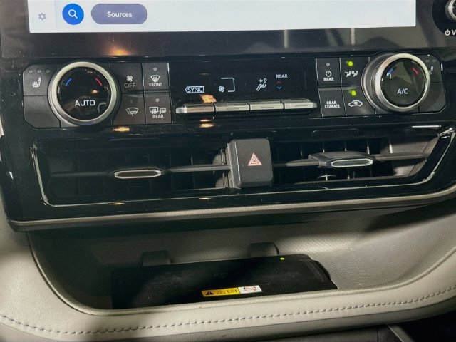 Used 2023 Toyota Highlander XLE AWD/4WD image 15