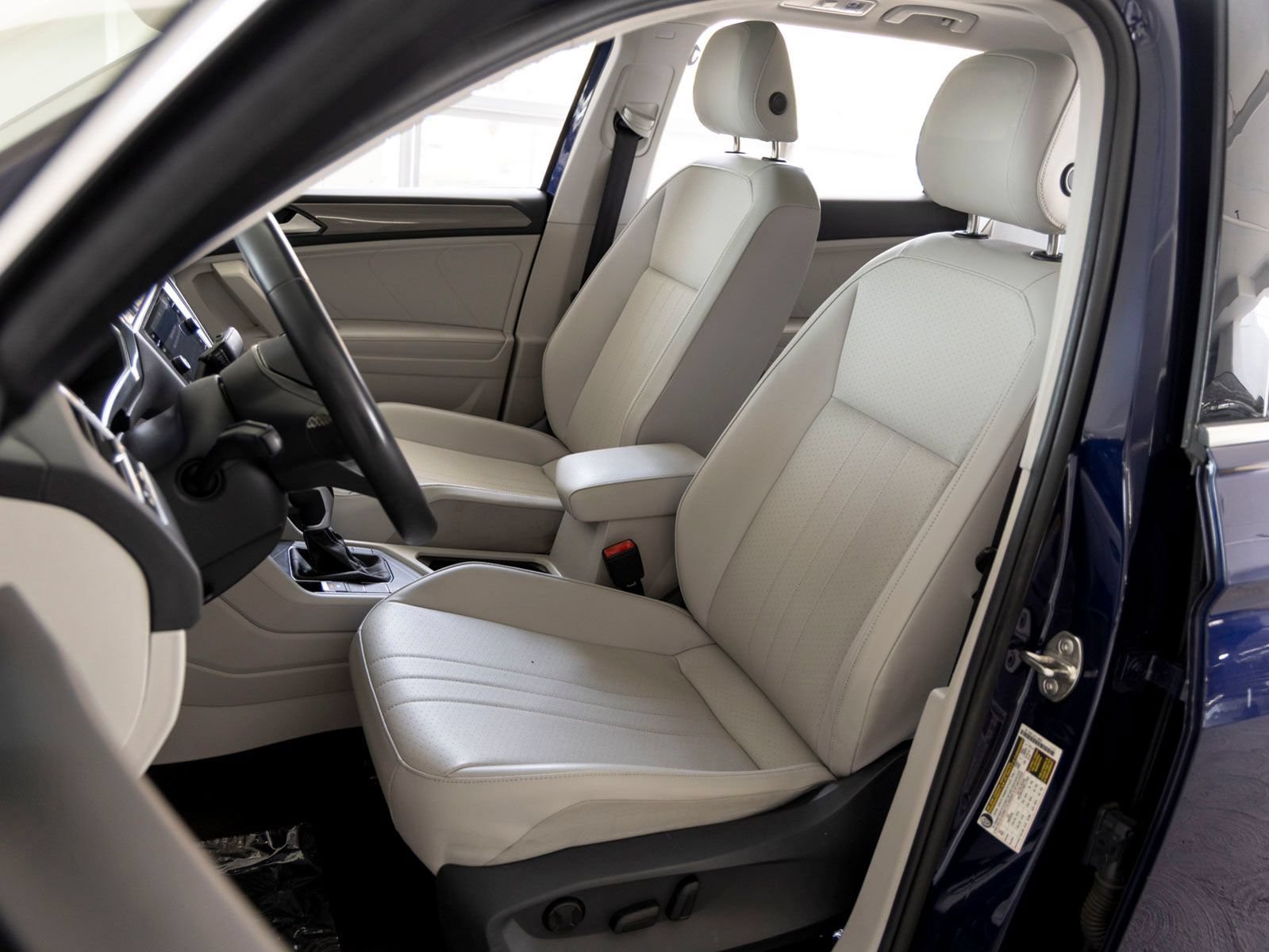 Used 2023 Volkswagen Tiguan SE w/ Panoramic Sunroof Package FWD image 10