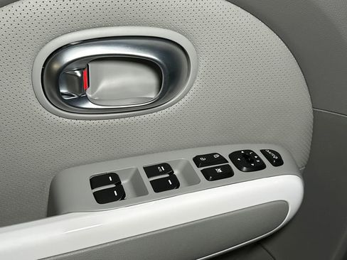 Used 2018 Kia Soul EV + w/ Sun & Fun Package image 19