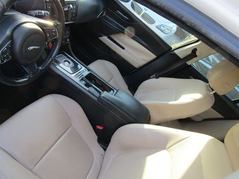 Used 2018 Jaguar XE image 5