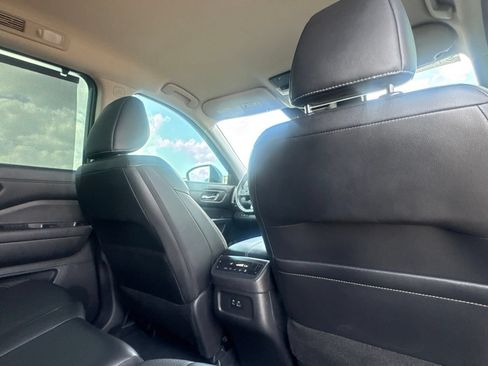 Certified 2023 Nissan Pathfinder SL w/ Black Appearance Package FWD image 30