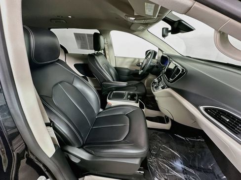 Certified 2023 Chrysler Pacifica Touring-L FWD image 38