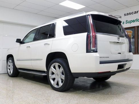 Used 2015 Cadillac Escalade Luxury image 9