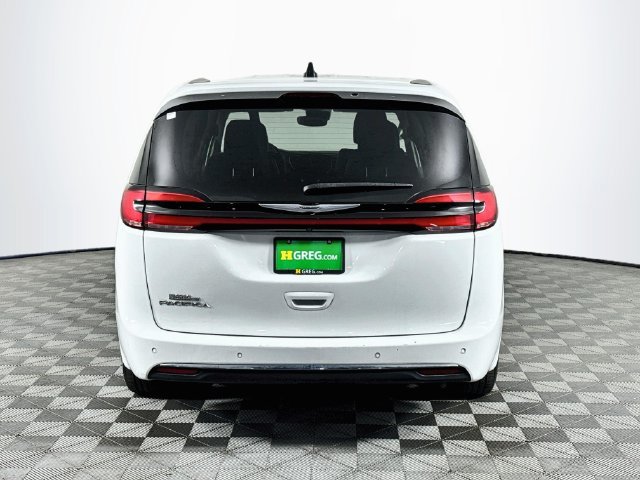 Used 2023 Chrysler Pacifica Touring-L FWD image 7
