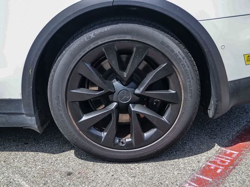 Used 2022 Tesla Model X Plaid image 8