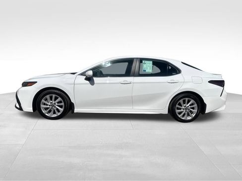 Used 2024 Toyota Camry SE FWD image 3