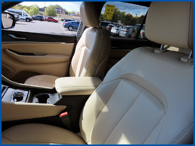 Used 2023 Jeep Grand Cherokee Limited AWD/4WD image 14
