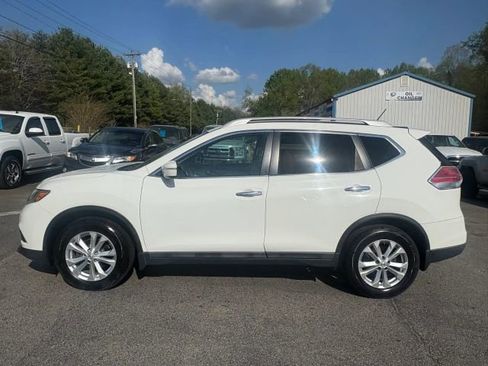 Used 2015 Nissan Rogue SV image 2