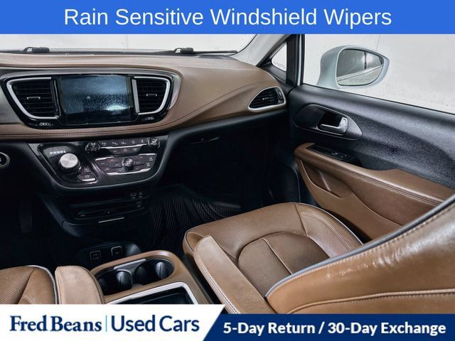 Used 2018 Chrysler Pacifica Limited w/ Tire & Wheel Group FWD image 31