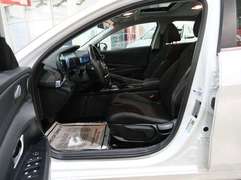 Used 2025 Hyundai Elantra SEL image 16
