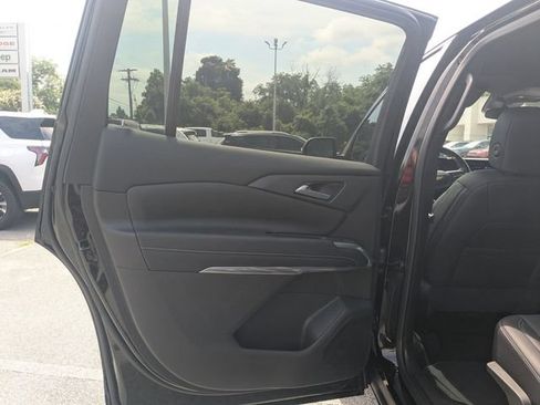 Used 2026 Chevrolet Traverse LT FWD image 25