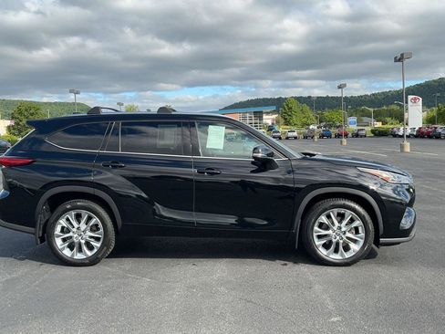 Used 2022 Toyota Highlander Limited AWD/4WD image 4