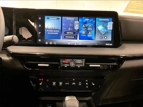 New 2026 Nissan Kicks SR w/ SR Premium Package FWD image 24