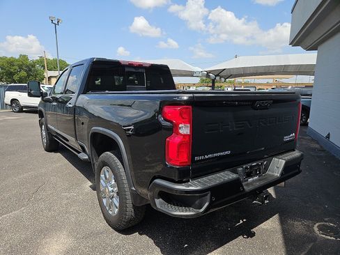 Used 2024 Chevrolet Silverado 2500 High Country w/ Technology Package AWD/4WD image 3