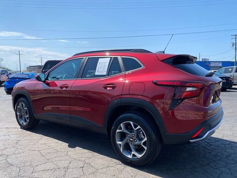 Used 2025 Chevrolet Trax LT w/ LT Convenience Package FWD image 5