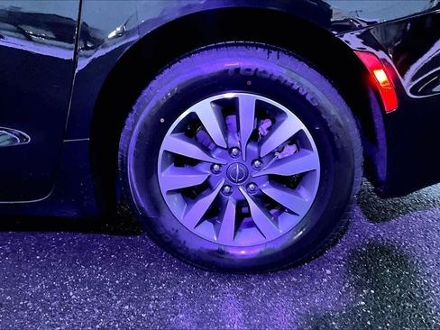 Used 2024 Chrysler Pacifica Select image 38