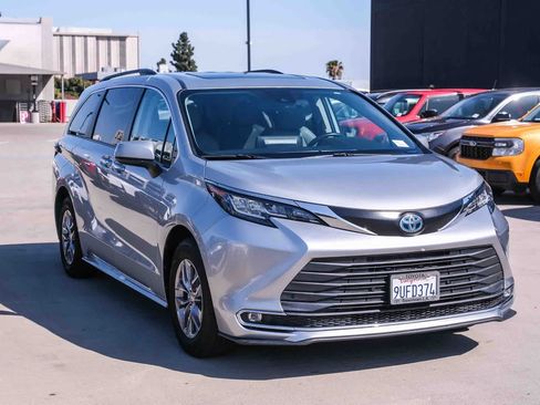 Certified 2023 Toyota Sienna XLE FWD image 3