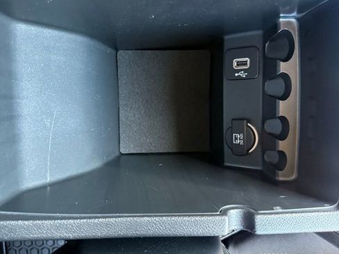 Used 2017 Jeep Cherokee Latitude w/ Cold Weather Group AWD/4WD image 26