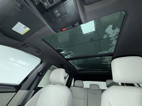 Used 2022 Volkswagen Tiguan SE R-Line AWD/4WD image 8