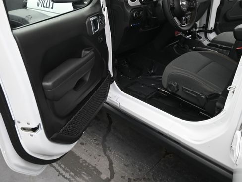 Used 2024 Jeep Wrangler Unlimited AWD/4WD image 16