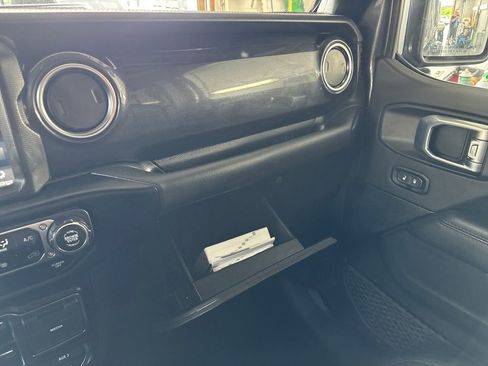 Used 2022 Jeep Wrangler Unlimited Sahara AWD/4WD image 59
