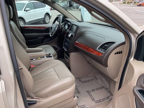 Used 2016 Chrysler Town & Country Touring w/ Driver Convenience Group image 46